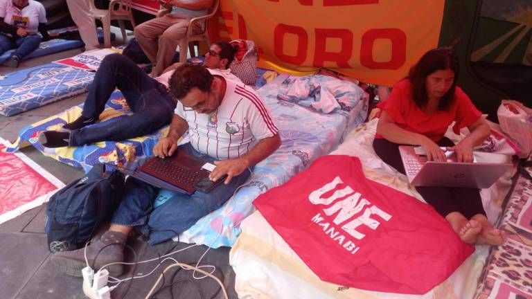 UNE arranca huelga de hambre por equiparación salarial