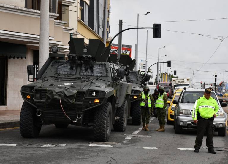 $!Fotografía del despliegue militar llevado a cabo en Cuenca este miércoles. Acciones similares se han ejecutado en otras ciudades en el marco del conflicto armado interno, declarado por el presidente Daniel Noboa el 9 de enero.