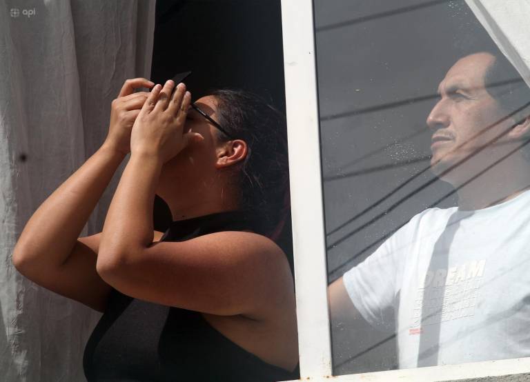 $!Personas observan un eclipse desde Cuenca, Ecuador, el 14 de octubre de 2023.