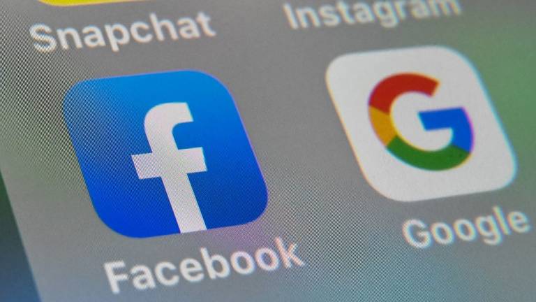 Empleados de Google y Facebook regresarán a sus oficinas en 2021