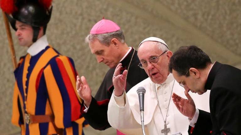 Papa critica las &quot;falsas esperanzas&quot; de ídolos o adivinos