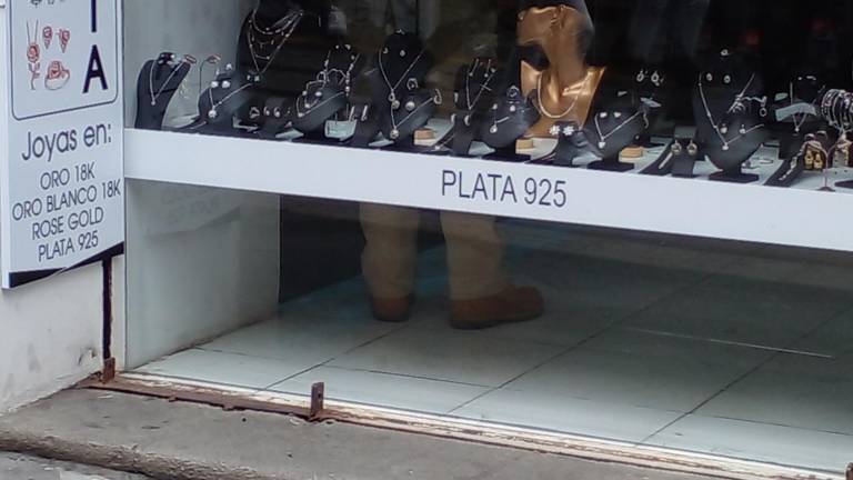 Asaltan joyería en el centro histórico de Cuenca: video captó la huida de los ladrones