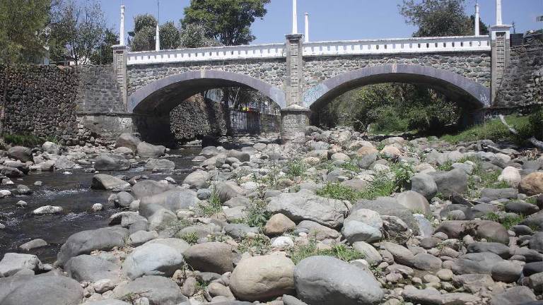 La sequía, que inició en julio, dejó al descubierto las piedras del río Tomebamba.
