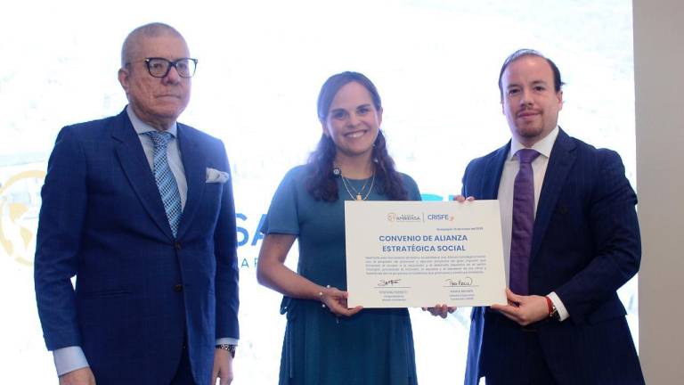 María Brown, directora ejecutiva de Crisfe; y Stéfano Ferretti, vicepresidente de Operaciones de Ambiensa, muestran el documento suscrito de la alianza.