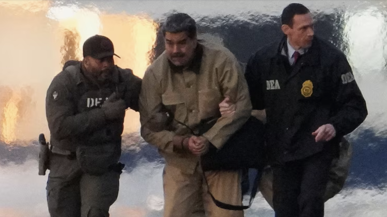 VIDEO | Nicolás Maduro llega esposado y con uniforme de preso al tribunal en Nueva York para su primera comparecencia