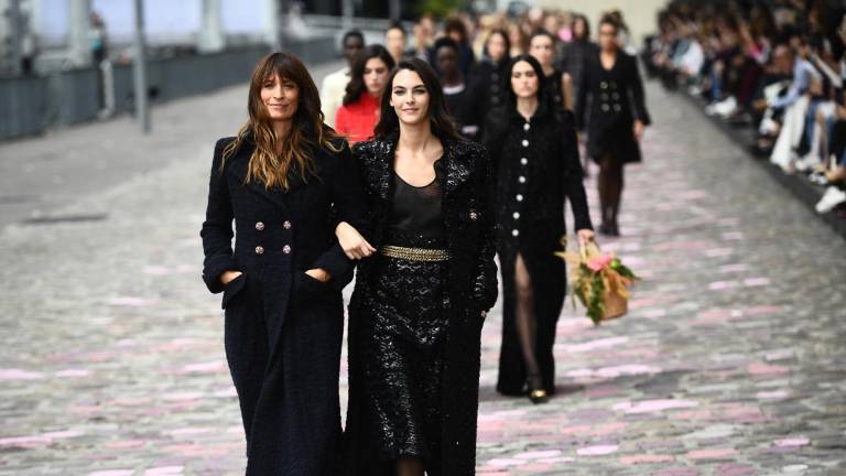 Chanel pasea la alta costura por los muelles de París, Lelouch la filma en la Ópera