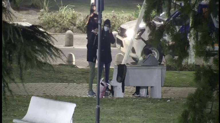 Tres pacientes con coronavirus escaparon a comer pizza en una plaza