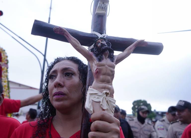 $!Mujer llevó una imagen de Jesús a la procesión del Cristo del Consuelo.