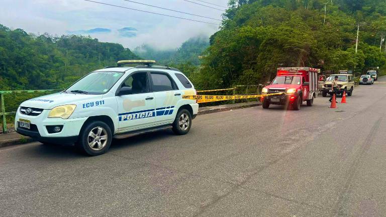 Patrullas de la Policía Nacional y el Cuerpo de Bomberos custodian la zona del siniestro de tránsito.