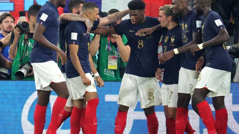 Doha (Qatar), 26/11/2022.- El delantero Kylian Mbappe celebra con sus compañeros tras anotar el segundo gol que Francia encajó al arco de Dinamarca