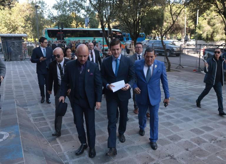 $!Esteban Torres junto a su bancada de ADN acudieron a la Fiscalía en Quito.