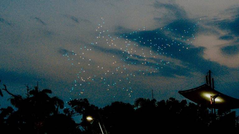 Fiesta del bicentenario de Guayaquil arranca con saludo a la Aurora Gloriosa y espectáculo de drones