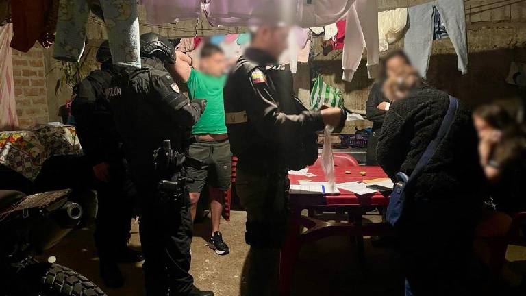 Desarticulan red que traficaba armas: el material llegaba de Perú, se almacenaba en Ecuador y luego iba a Colombia