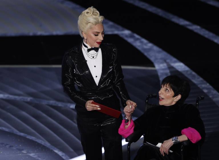 $!Lady Gaga junto a Liza Minelli en la Gala de los Premios Óscar 2022. EFE/EPA/ETIENNE LAURENT