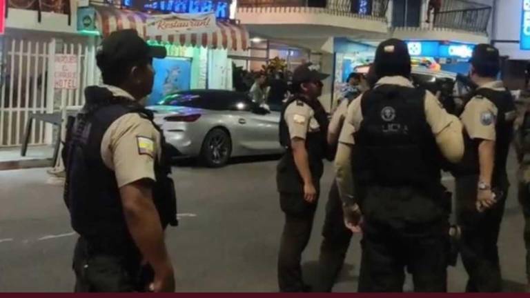 De acuerdo a reportes policiales, los sujetos ingresaron al local que funcionaba en la planta baja de un hotel y disparon en contra de dos hombres.