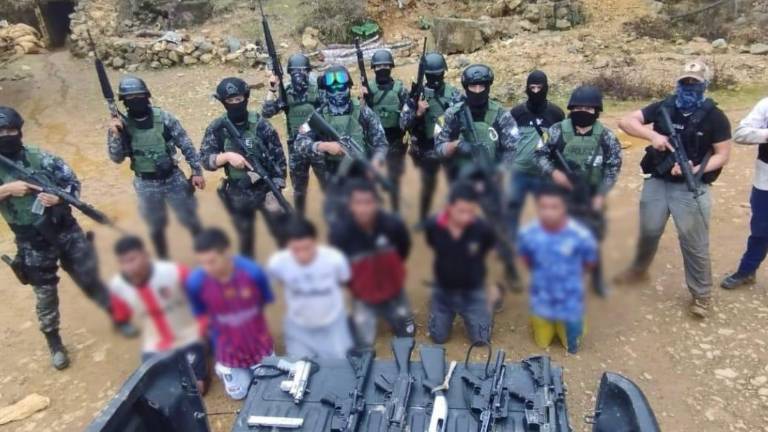Entre los indicios están armas de grueso calibre.