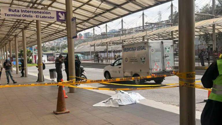 Quito: esto se conoce sobre la muerte de una mujer mientras subía a un bus en la estación La Ofelia