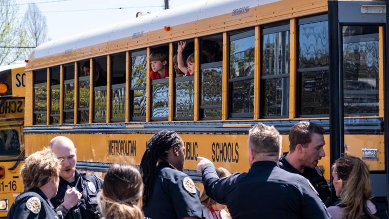 VIDEO: Cámaras captaron los minutos de terror que se vivieron en una escuela de Nashville tras el ingreso de una mujer armada; tres niños fueron asesinados