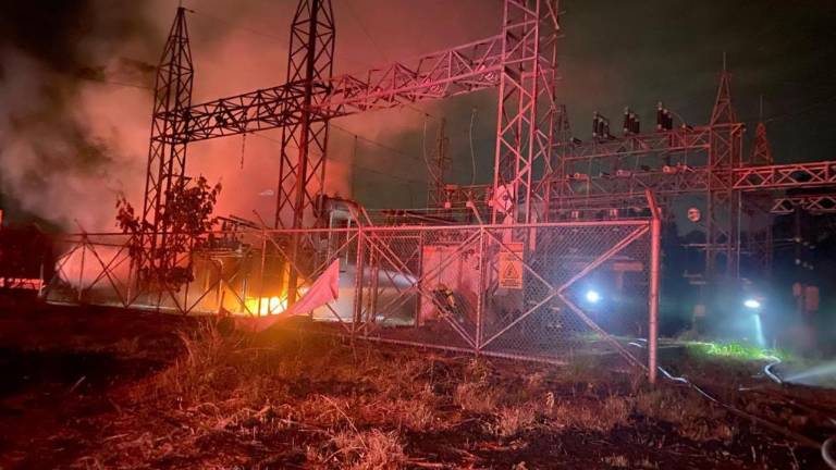 Incendio en equipos eléctricos en la vía a la Costa causa cortes de luz en zonas residenciales y comerciales, informa CNEL