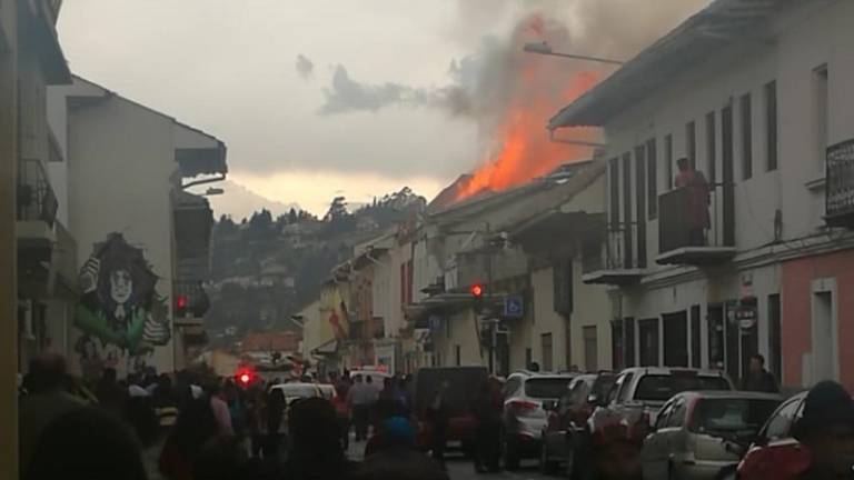 Incendio afecta vivienda en el Centro Histórico de Cuenca