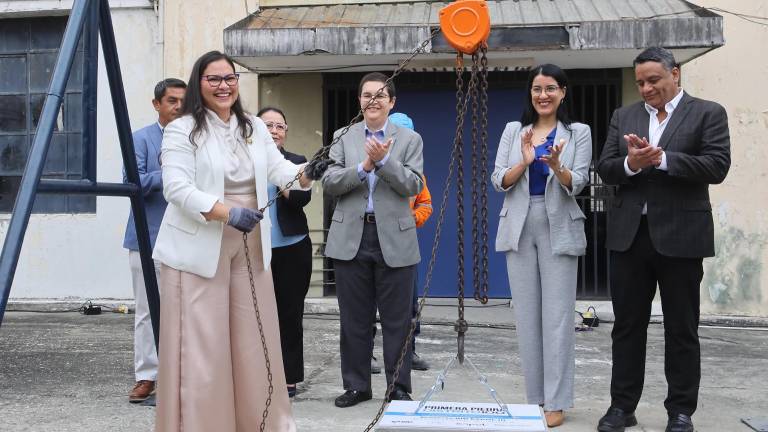 Cecilia Paredes, rectora de la ESPOL, colocó la primera piedra de lo que será Distrito 100 en el campus Las Peñas.