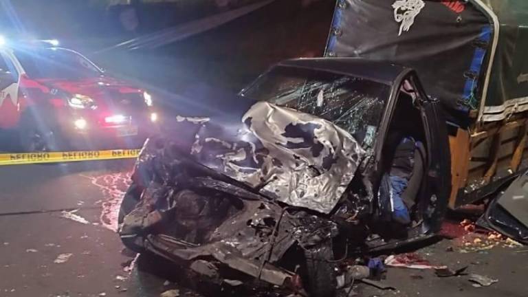 Miembros de las Fuerzas Armadas ayudaron a las personas heridas en el accidente de tránsito en Mejía, provincia de Pichincha.