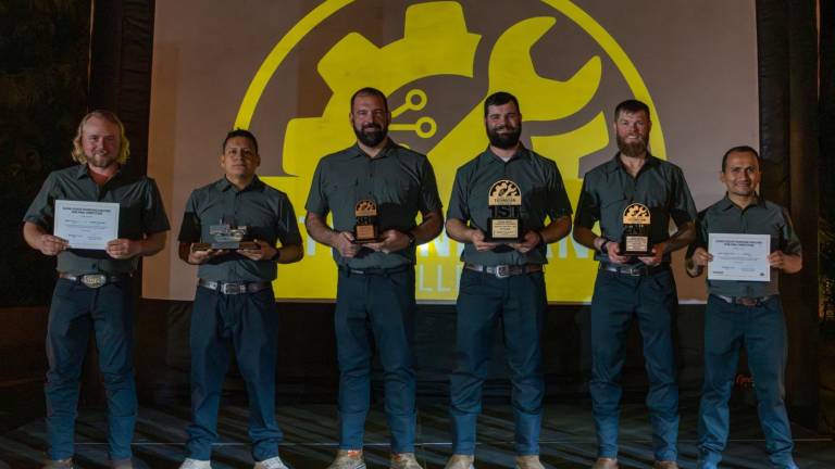 El técnico de IASA, Lenin Chicaiza (segundo de la izquierda), se ubicó entre los 20 mejores técnicos del mundo y entre los 10 mejores de América.