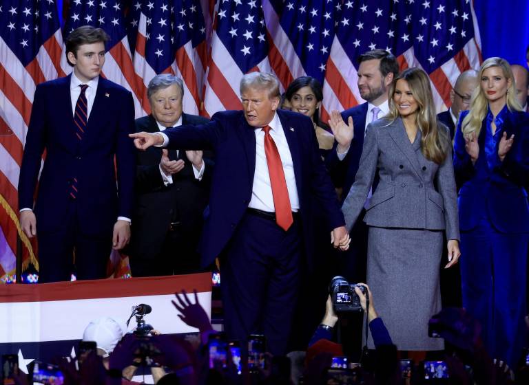 $!El presidente electo Donald J. Trump (C), acompañado en el escenario por su esposa Melania Trump (D) y su hijo Barron Trump (I).