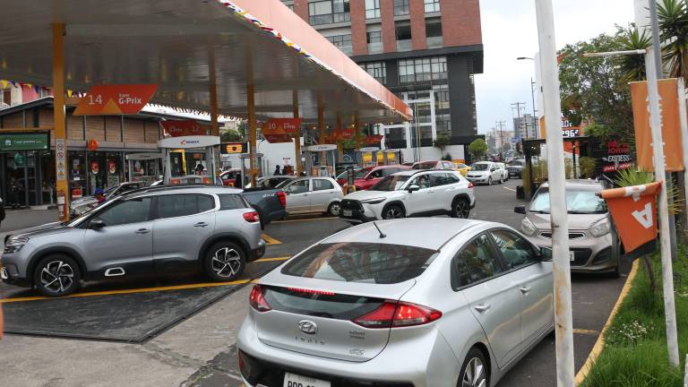 Gobierno asegura que hay combustible suficiente y advierte sanciones por acaparamiento
