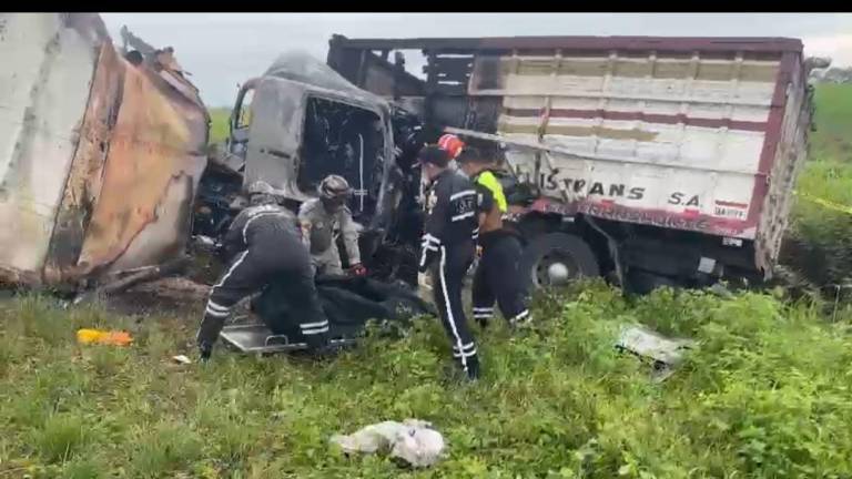 Incendio vehicular de tres camiones en Yaguachi deja un fallecido
