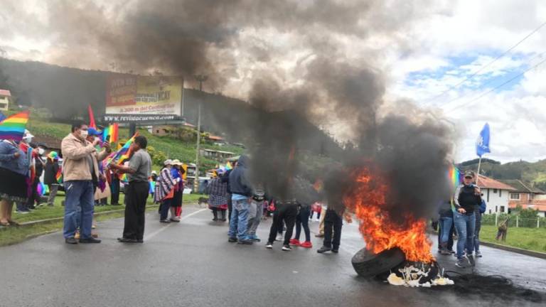 Manifestantes cierran parcialmente la vía Cuenca-Loja, piden transparencia al CNE