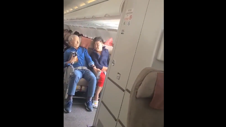 El hombre que abrió la puerta de un avión en vuelo dijo que se sentía sofocado