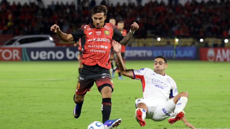 David González disputando el partido con el Deportivo Cuenca en Copa Sudamericana