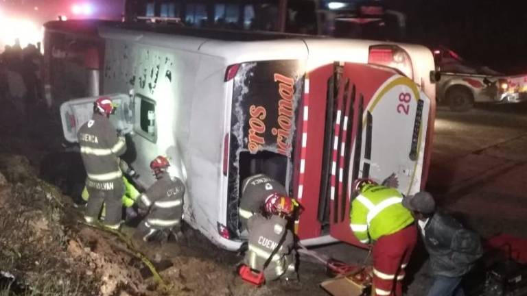 Diez fallecidos deja accidente en vía Cuenca - Loja