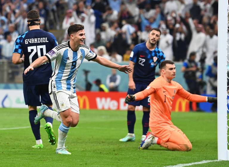 $!Lusail (Qatar), 13/12/2022.- Julian Alvarez (2-L) of Argentina celebrates after scoring the 3-0 lead against Croatia's goalkeeper Dominik Livakovic (R) during the FIFA World Cup 2022 semi final between Argentina and Croatia at Lusail Stadium in Lusail, Qatar, 13 December 2022. (Mundial de Fútbol, Croacia, Estados Unidos, Catar) EFE/EPA/Georgi Licovski