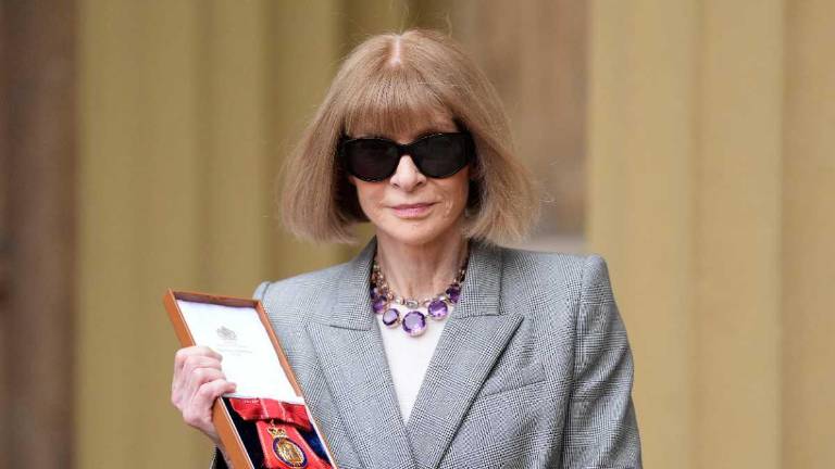 Anna Wintour, la editora de Vogue, recibe una condecoración en Buckingham y descarta jubilarse