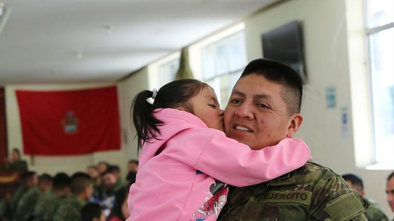 Un miembro de las Fuerzas Armadas recibe un beso de su hija en el Día del Padre