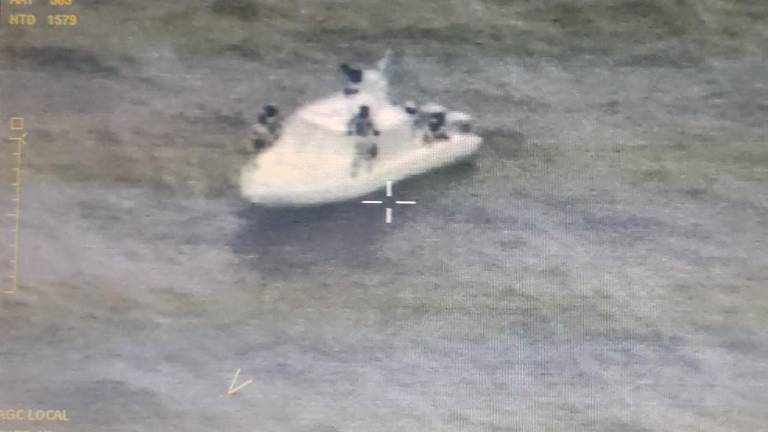 Lanzan una tonelada de droga en altamar al notar que la Armada del Ecuador los descubrió