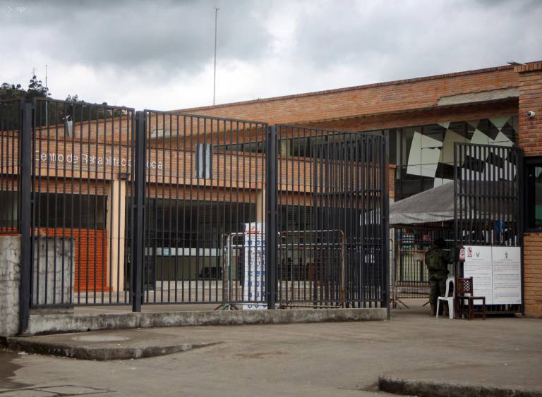 $!Otra fotografía que muestra el ingreso a la Cárcel de Turi, resguardado por un militar.