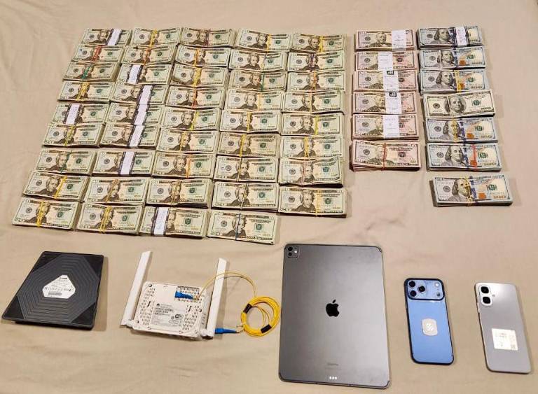$!Dinero y dispositivos electrónicos decomisados en el operativo.