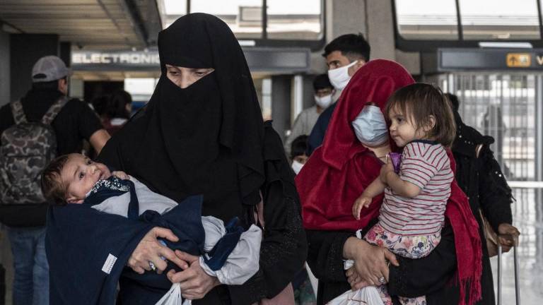 Ecuador debe definir aún el número de afganos que acogerá; ministro de Relaciones Exteriores da detalles