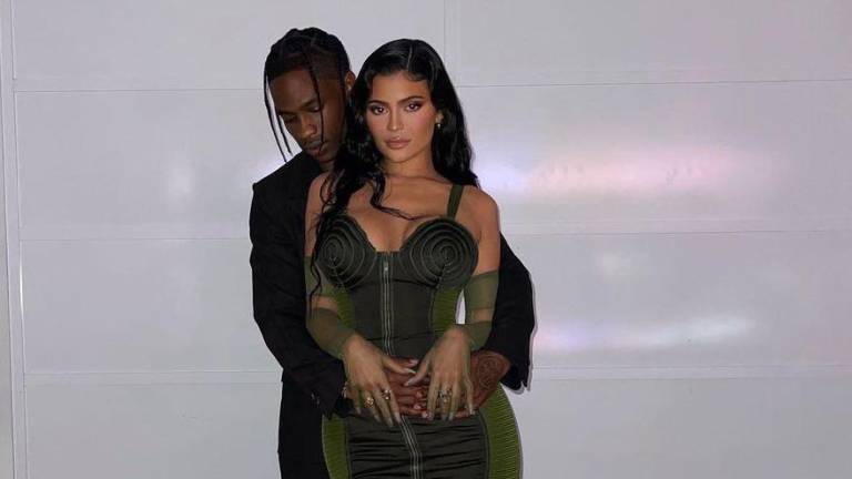 Kylie Jenner subió una foto a su Instagram junto al padre de su hija Travis Scott. La joven presumió sus curvas en un vestido verde.