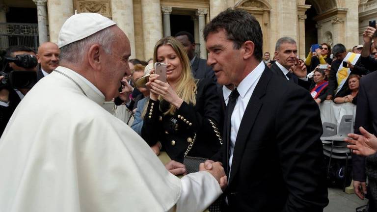 Francisco y Antonio Banderas se saludan en el Vaticano
