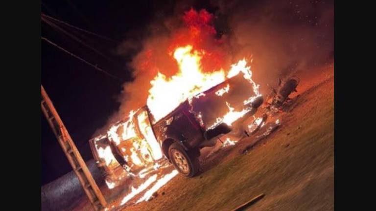 Noche violenta en Yaguachi deja muertos, heridos y vehículos incinerados; policía fue víctima del ataque