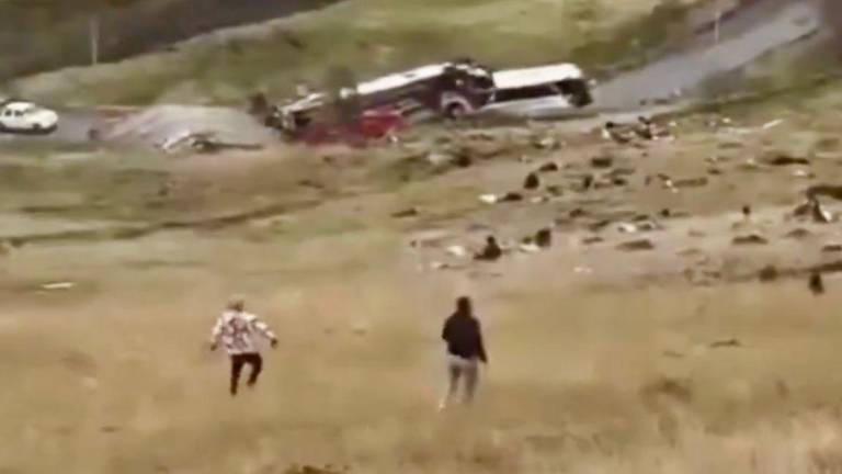 Lo que se sabe del accidente de un bus que cayó al abismo en Simiátug, Bolívar: aumentan a 21 los fallecidos