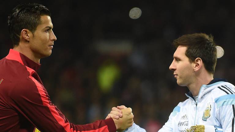 Cristiano Ronaldo estrecha la mano de Cristiano Ronaldo antes del inicio del partido amistoso internacional entre Portugal y Argentina.