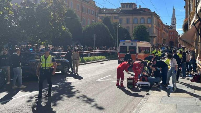 Un conductor arrolla a una docena de peatones en Módena, al norte de Italia