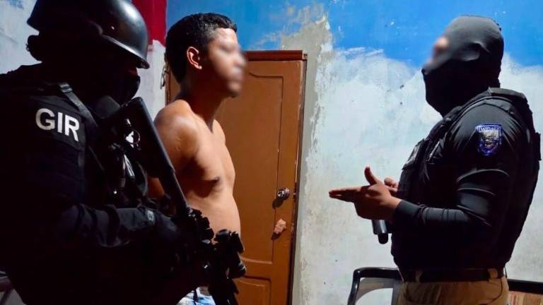 Detienen a policías en Guayaquil por presunto robo de vehículos retenidos y manipulación de evidencias