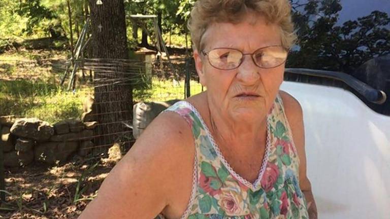 Anciana de 72 años acaba con 17 serpientes venenosas a palazos