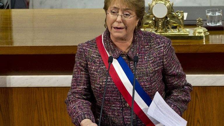Bachelet pide renuncia a sus ministros y anuncia cambios en el gabinete